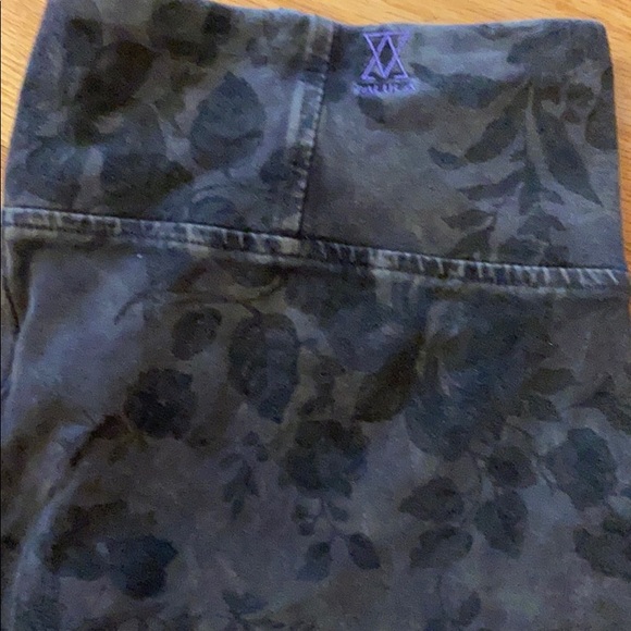 Aritzia Talula Leggings - Picture 2 of 4